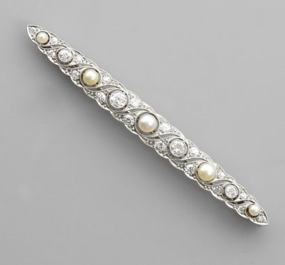 null Nice brooch Barrette in yellow gold and platinum 900 MM, covered with diamonds...