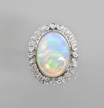 null Jolie bague plate en or gris, 750 MM, ornée d'une opale pesant 6 carats environ...