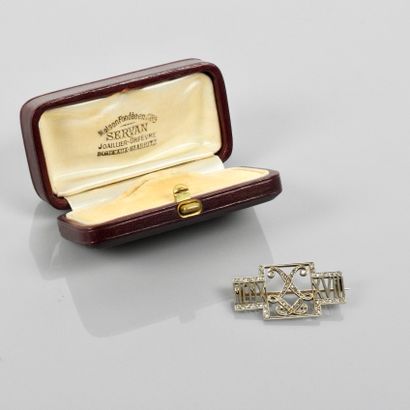 null Rectangular brooch in yellow gold 750MM and platinum 900 MM, marked with two...
