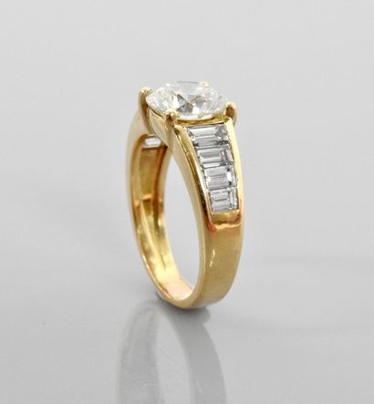 null Bague en or jaune, 750 MM, ornée d'un diamant taille brillant pesant 2,03 carats...