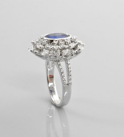 null White gold ring, 750 MM, set with an oval sapphire weighing 2 carats in a cushion...