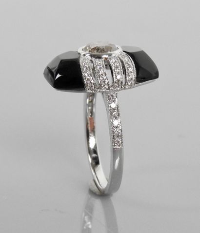 null White gold ring, 750 MM, set with a barrel-cut onyx encrusted with a diamond...