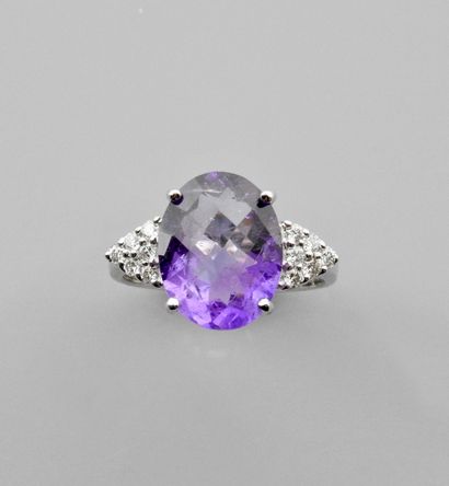 null Ring in white gold, 750 MM, set with a beautiful oval amethyst weighing 4 carats,...
