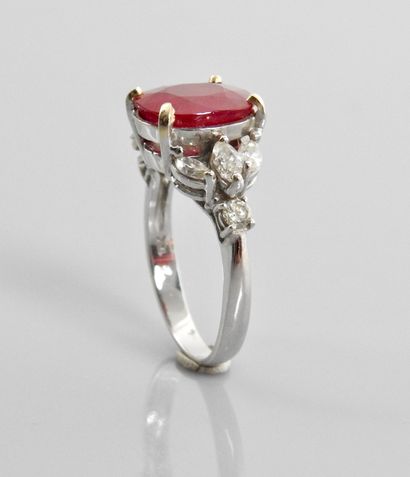 null White gold ring, 750 MM, set with a cushion-cut ruby weighing 3.91 carats, with...