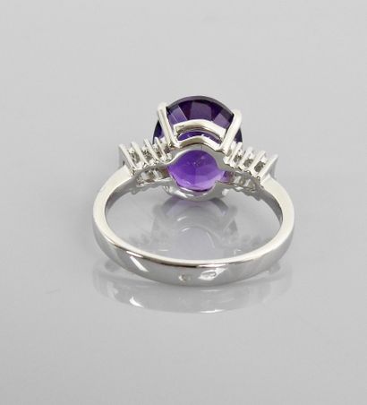 null White gold ring, 750 MM, set with a beautiful amethyst weighing 4 carats and...