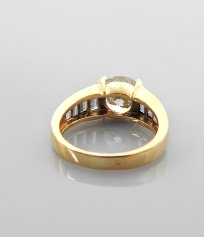 null Yellow gold ring, 750 MM, set with a brilliant-cut diamond weighing 2.03 carats...