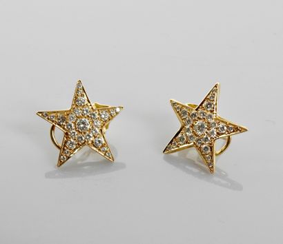 null Earrings in white gold star, 750 MM, covered with diamonds around a larger one...