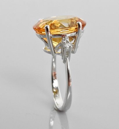 null White gold ring, 750 MM, set with an oval citrine weighing about 9 carats, 15...