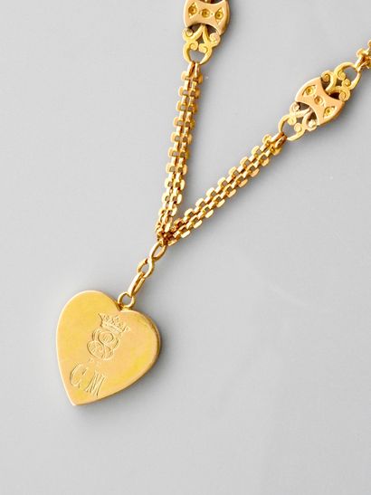 null Joli collier d'or jaune, 750 MM, portant un coeur ouvrant centré d'un diamant,...