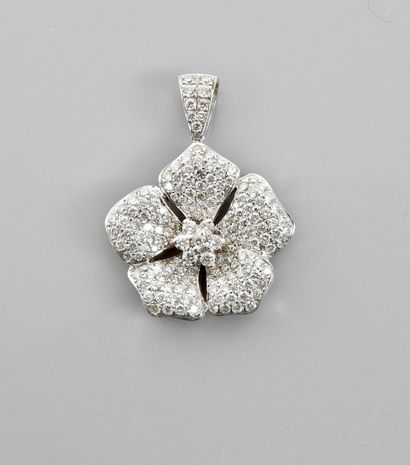 null Pendentif dessinant une fleur d'or gris, 750 MM, recouverte de diamants, total...