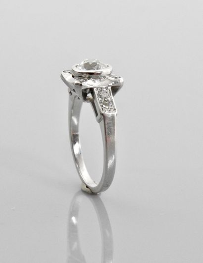 null A 900 mm platinum ring, centered on a diamond weighing approximately 1 carat,...