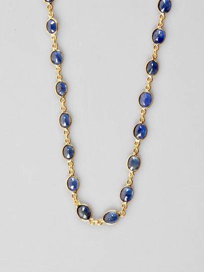 null Long necklace in yellow gold, 750 MM, adorned with sapphires all along its length,...