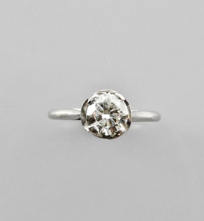 null White gold solitaire ring, 750 MM, set with a brilliant-cut diamond weighing...