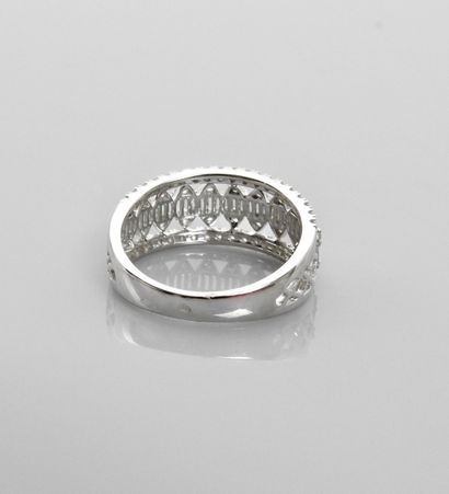 null Ring ' Ring ' drawing a frieze in white gold, 750 MM, covered with diamonds...