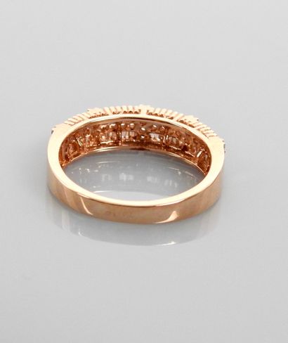 null Wedding ring in pink gold, 750 MM, underlined by brilliant-cut and baguette-cut...