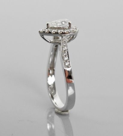 null Solitaire ring in white gold, 750 MM, set with a very beautiful pear-cut diamond...