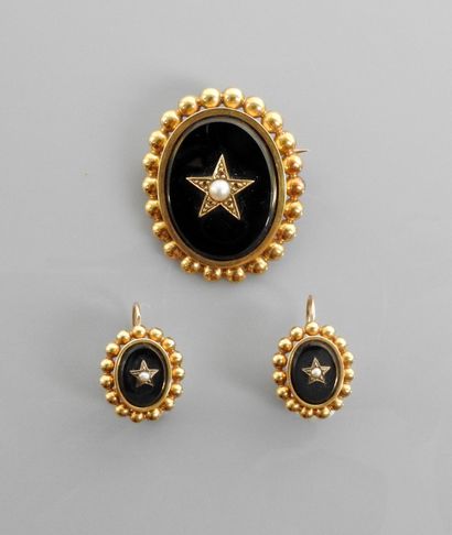 null Half set in yellow gold, 750 MM, brooch displaying an oval onyx hemmed with...