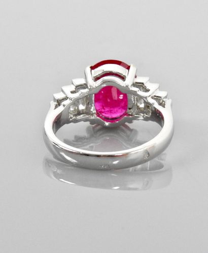 null White gold ring, 750 MM, set with a beautiful oval ruby weighing about 3 carats...