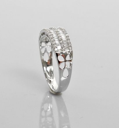 null Ring ' Ring ' in white gold, 750 MM, covered with baguette and brilliant cut...