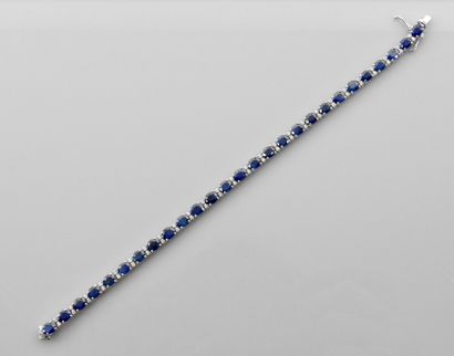null Bracelet ' line ' in white gold, 750 MM, underlined by beautiful oval sapphires,...