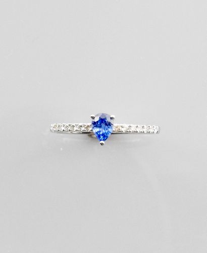 null White gold solitaire ring, 750 MM, set with a pear-cut sapphire and two lines...