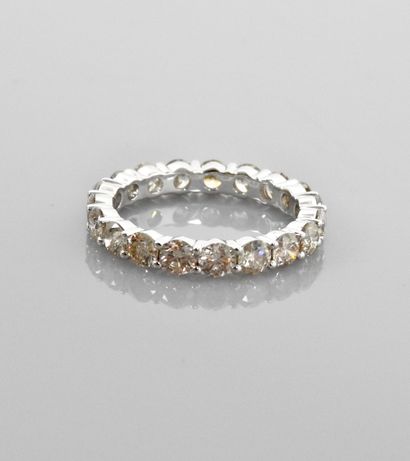 null Alliance d'or gris, 750 MM, soulignée de dix huit très beaux diamants taille...
