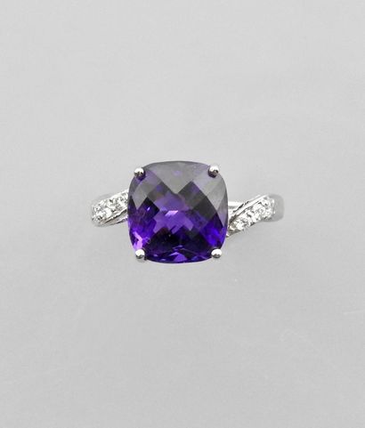 null White gold ring, 750 MM, set with a cushion-cut amethyst weighing 4.50 carats...