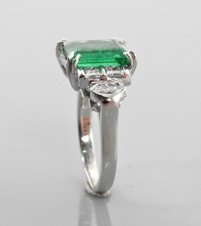 null White gold ring, 750 MM, set with a cut emerald weighing 2.50 carats and four...