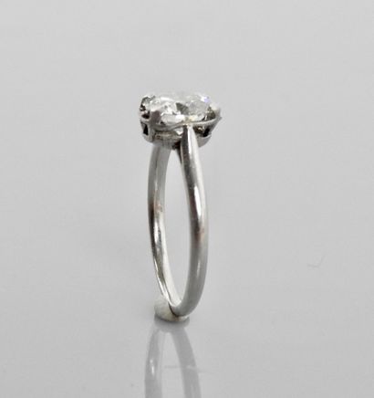 null Bague solitaire en or gris, 750 MM, ornée d'un diamant taille brillant pesant...