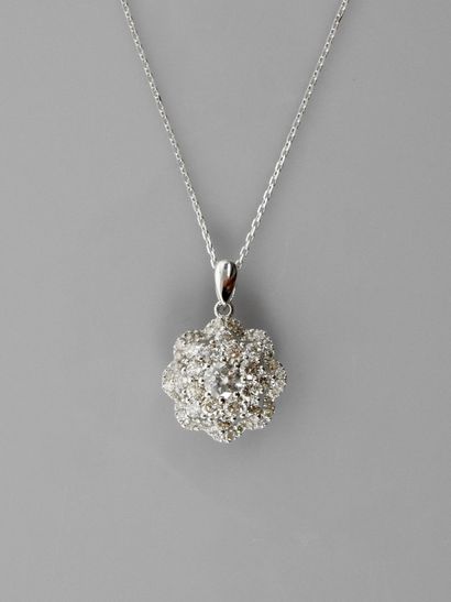 null Chaîne diamantée et pendentif en or gris, 750 MM, centré d'un diamant pesant...