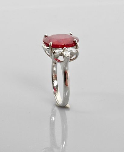 null White gold "Flower" ring, 750 MM, set with a treated oval ruby weighing 7.80...