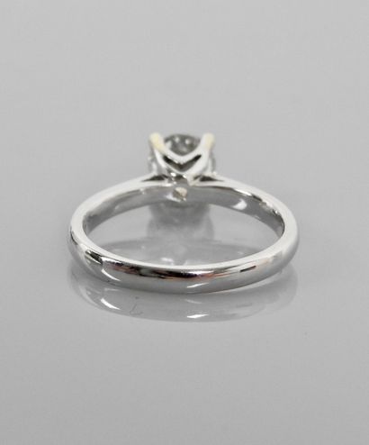 null 
Bague solitaire en or gris, 750 MM, ornée d'un joli diamant taille brillant...