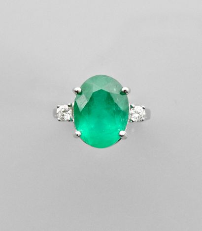 null White gold ring, 750 MM, set with a very beautiful oval emerald weighing 7.06...
