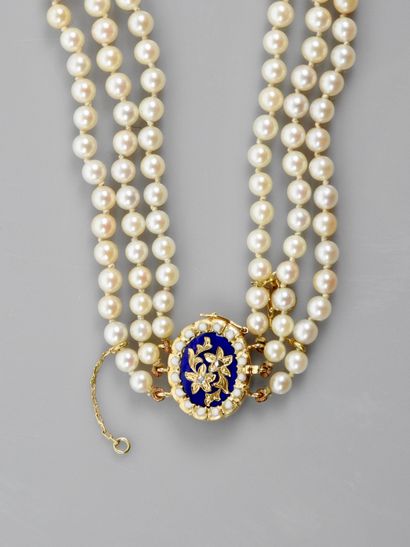 null Joli collier de trois rangs de perles Akoïa , fermoir en or 750MM diamanté et...