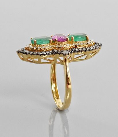 null Marquise" ring in yellow gold, 750 MM, set with two emeralds and a pink sapphire...