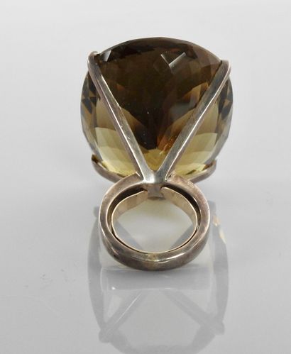 null Extravagant ring in white gold, 750 MM, set with a cushion-cut smoked citrine,...