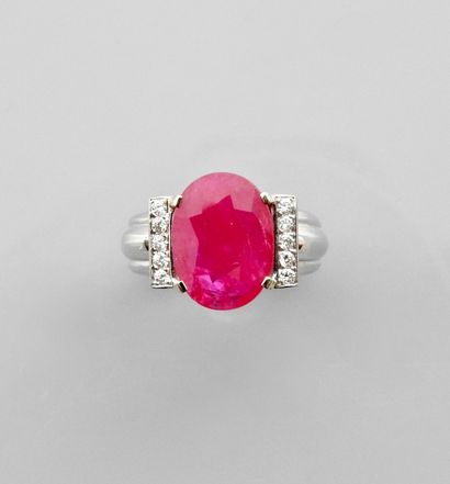 null Ring in white gold, 750 MM, centered on an oval ruby weighing 4.50 carats between...
