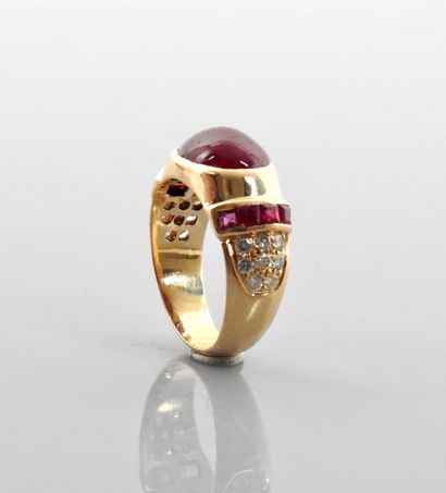 null Yellow gold ring, 750 MM, set with a cabochon ruby weighing approximately 5...