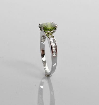 White gold ring, 750 MM, set with a green...