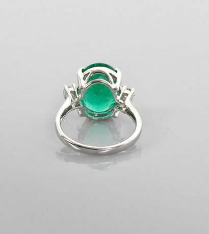 null White gold ring, 750 MM, set with a very beautiful oval emerald weighing 7.06...