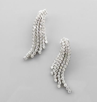 null Sumptuous earrings in white gold, 750 MM, each one drawing a moving fall of...