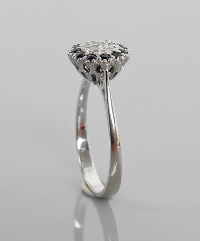 null Bague en or gris, 750 MM, centrée de diamants ourlés de saphirs, taille : 50,...