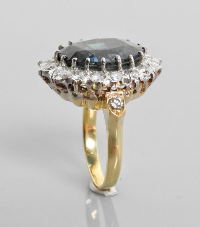 null Ring in two golds, 750 MM, centered on a beautiful oval sapphire weighing 10.50...