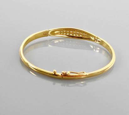 null Bracelet ouvrant, articulé deux ors, 750 MM, centré de diamants, huit de sécurité,...