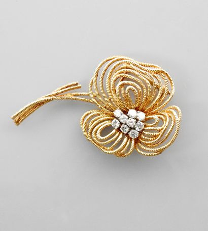 null 
Brooch drawing a flower in yellow gold wire, 750 MM, centered with diamonds,...