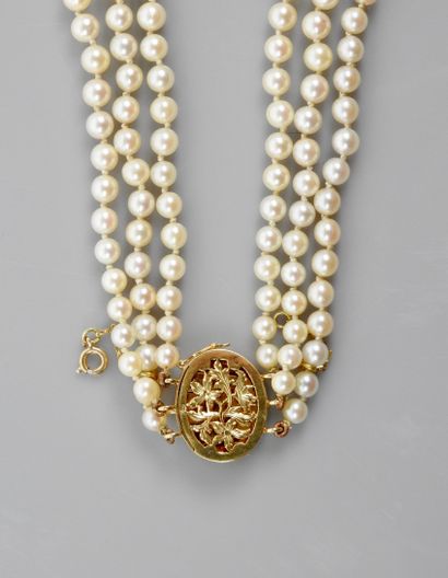 null Joli collier de trois rangs de perles Akoïa , fermoir en or 750MM diamanté et...