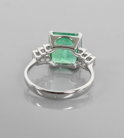 null White gold ring, 750 MM, set with a tanslucent emerald weighing 3.30 carats,...