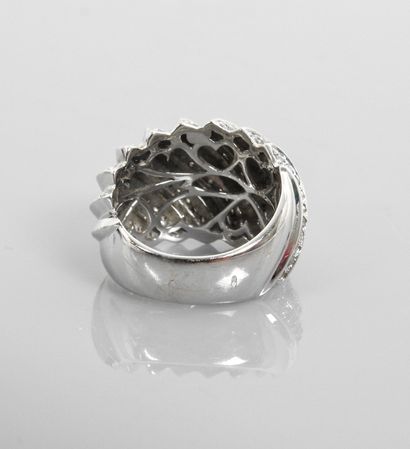 null Ring "mouvementée" in white gold, 750 MM, with gadroons underlined by diamonds,...