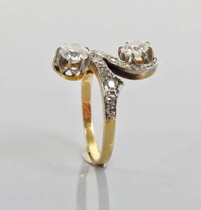 null Bague ' Toi et Moi ' en or jaune 750MM et , platine 900 MM, ornée de deux diamants...