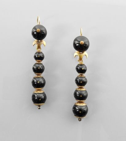 null Rares pendants d'oreilles en or jaune, 585 MM, chacun formé de cinq perles "...